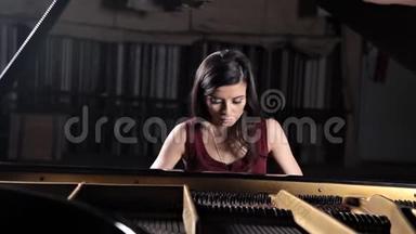 钢琴古典音乐音乐家。 钢琴演奏者配乐器、大钢琴